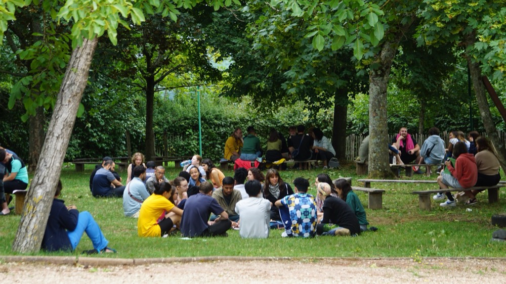 Des jeunes en partage de groupe en plein air