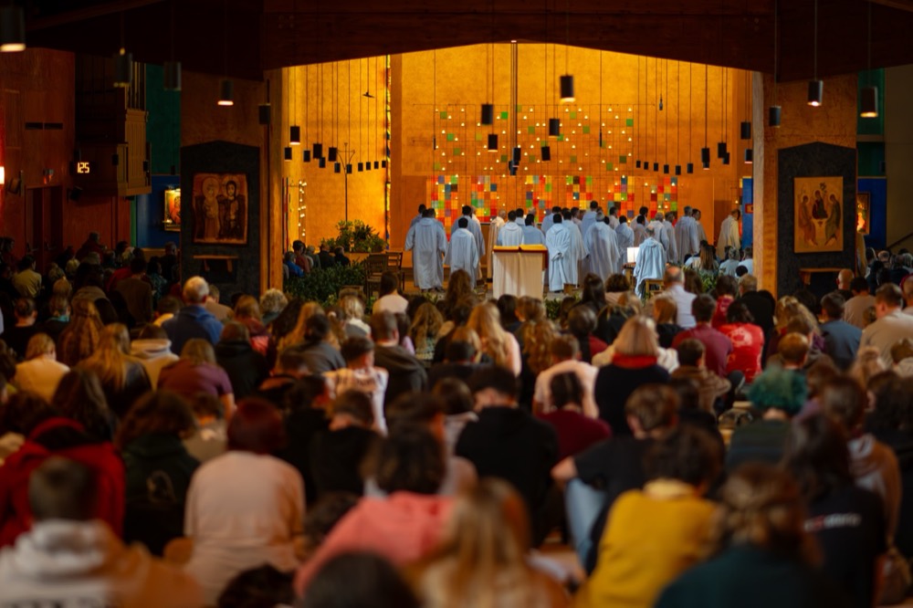 Prière dans l'église de la Réconciliation, à Taizé