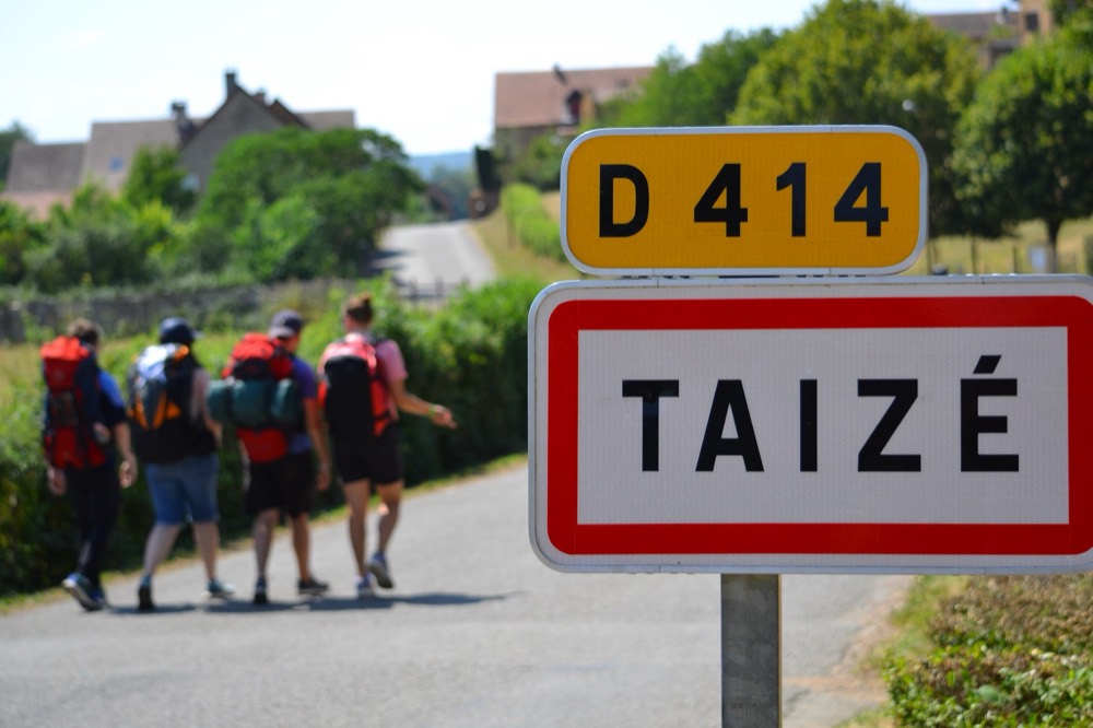 Des pèlerins arrivant à pied à Taizé